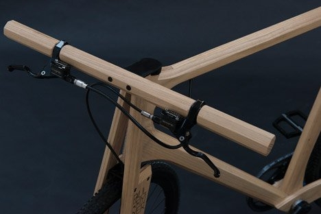Деревянный велосипед с напечатанными деталями