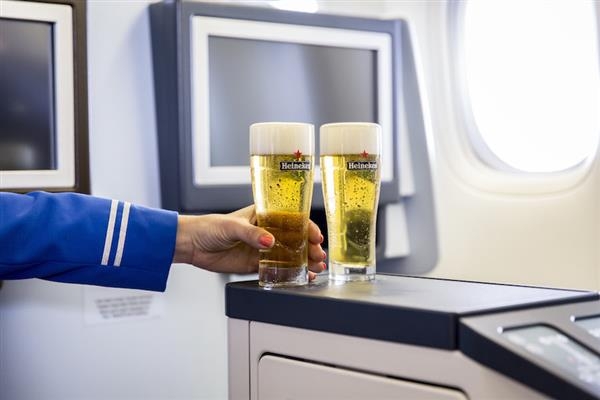 Разливное пиво в самолете от KLM