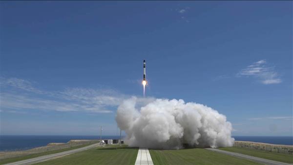 Rocket Lab запускает частную ракету Electron со своей космической площадки