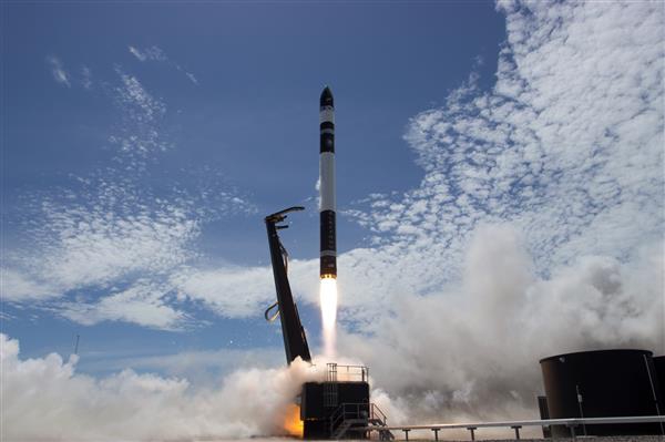 Rocket Lab запускает частную ракету Electron со своей космической площадки