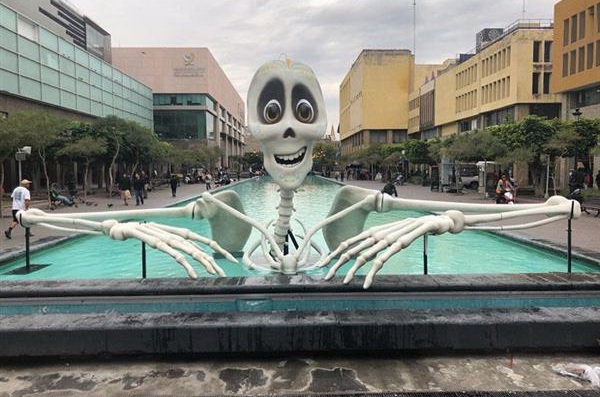 Большой напечатанный скелет на фестивале света в Мексике